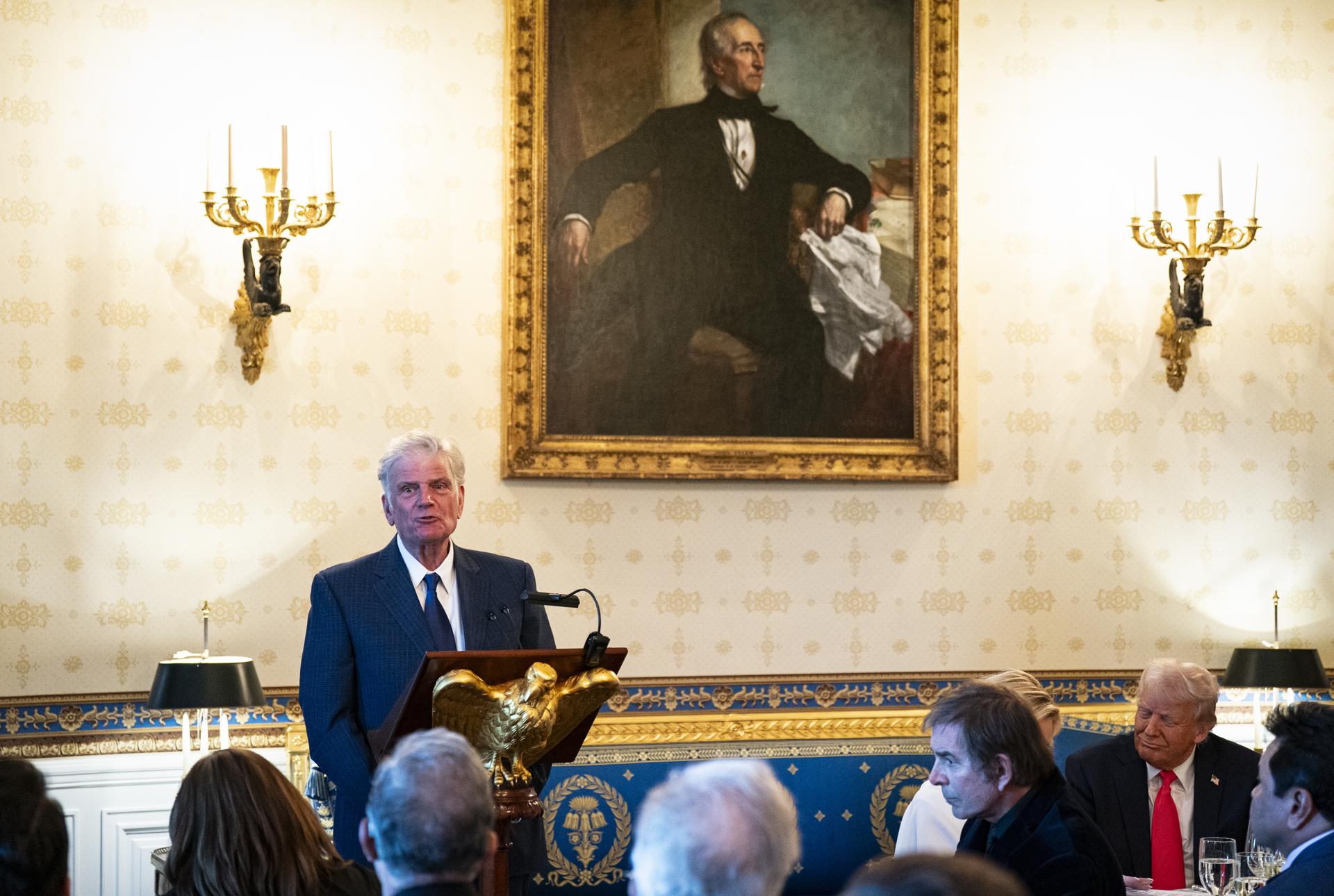 Fotografía de archivo del 16 de abril de 2025 que muestra el evangelista estadounidense Franklin Graham hablando en el Salón Azul de la Casa Blanca, en Washington (EE.UU.). EFE/ Al Drago / POOL
