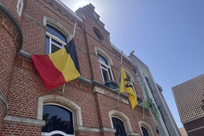 La localidad flamenca de Buggenhout, en el norte de Bélgica, rindió homenaje este miércoles a las cuatro víctimas fallecidas el martes en una colisión en un paso a nivel entre un tren de pasajeros y un minibús escolar, en la que perdieron la vida el conductor del autobús, un joven acompañante y dos menores de 15 y 12 años.EFE/ Ignacio Blanco
