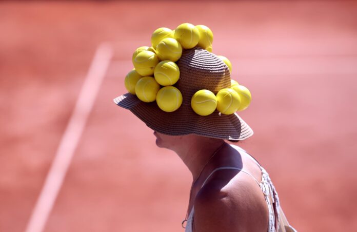 Una espectadora lleva un sombrero adornado con bolas de tenis durante un partido del Roland Garros. EFE/EPA/CHRISTOPHE PETIT TESSON
