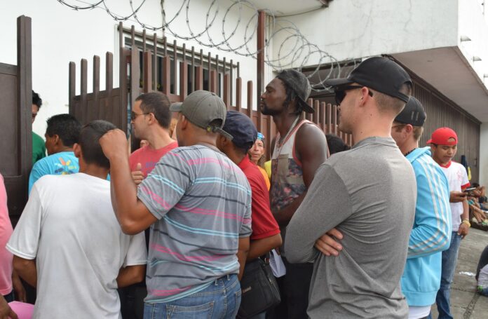 Fotografía de archivo donde aparecen migrantes cubanos mientras se concentran a las afueras de la Comisión Mexicana de Ayuda a Refugiados (Comar) para solicitar refugio en Tapachula, en el sur de Chiapas (México). EFE/José Torres
