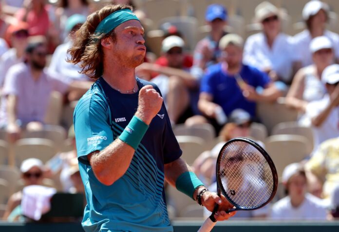 El ruso Andrey Rublev reacciona durante su partido de segunda ronda del torneo de tenis de Roland Garros contra el argentino Camilo Ugo Carabelli. EFE/EPA/CHRISTOPHE PETIT TESSON

