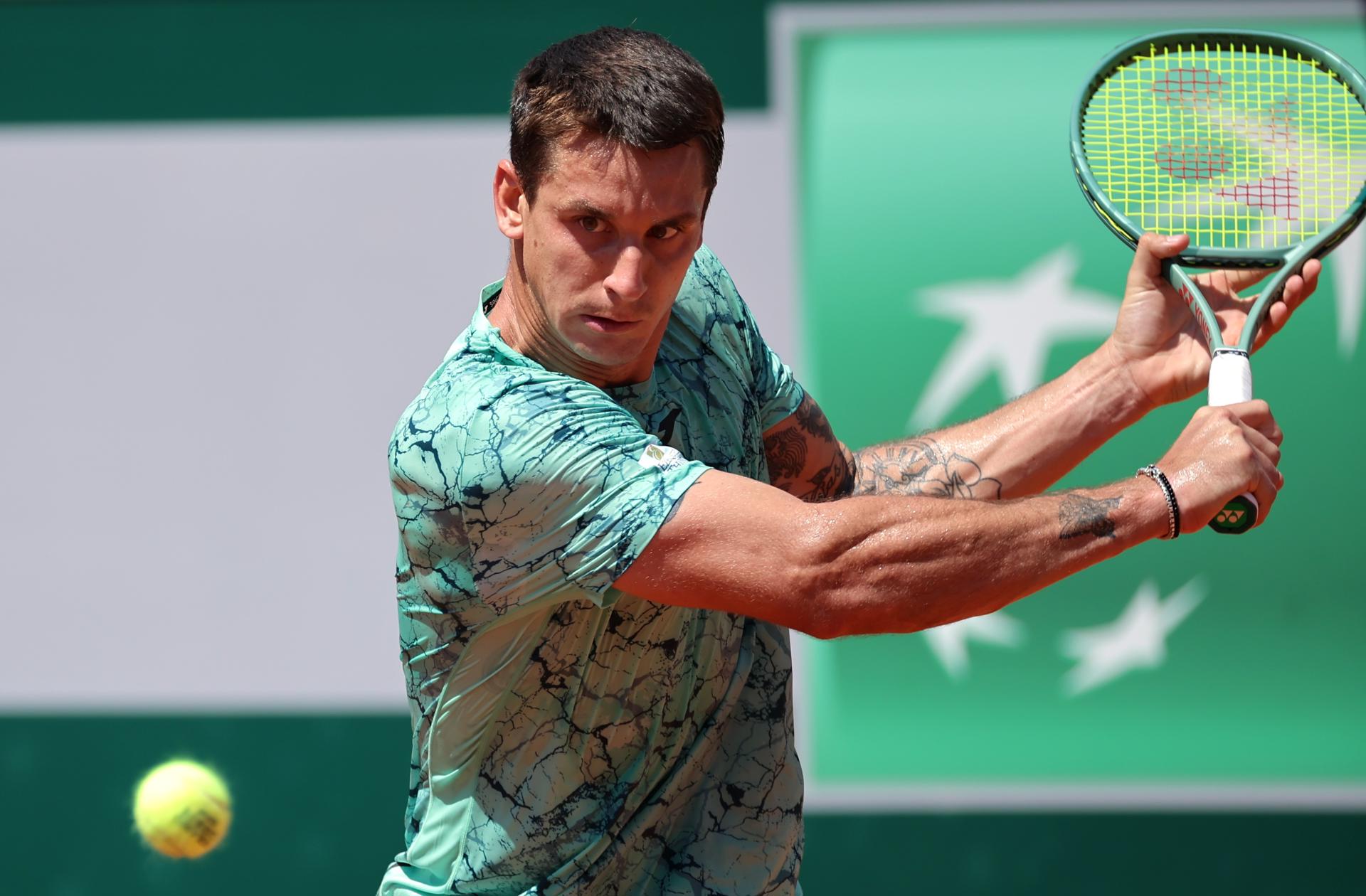 Camilo Ugo Carabelli, de Argentina, en acción durante su partido de segunda ronda del torneo de Roland Garros contra el ruso Andrey Rublev. EFE/EPA/CHRISTOPHE PETIT TESSON

