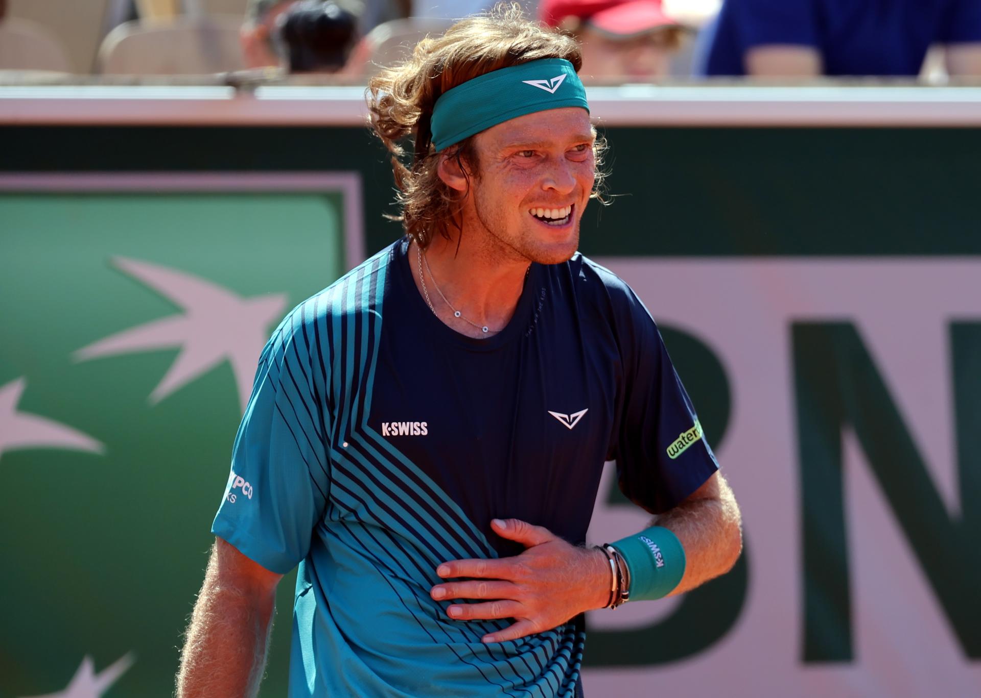El ruso Andrey Rublev reacciona durante su partido de segunda ronda del torneo de tenis de Roland Garros contra el argentino Camilo Ugo Carabelli. EFE/EPA/CHRISTOPHE PETIT TESSON
