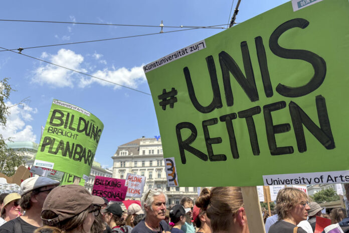 - Varios miles de personas marcharon este miércoles en Viena contra los recortes en el prespuesto dedicado a las universidades austríacas.EFE/ Núria Morchón
