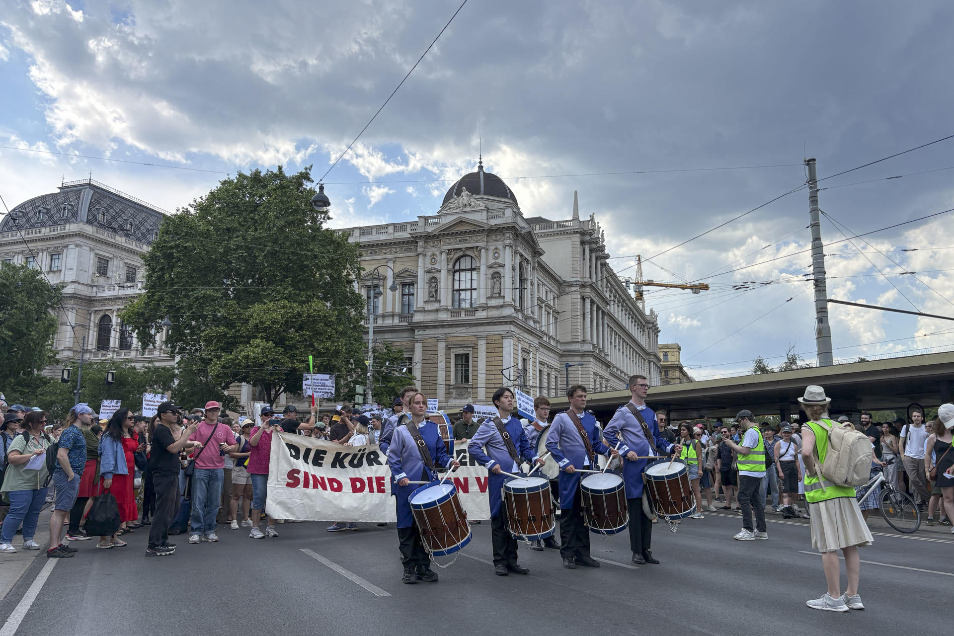 Varios miles de personas marcharon este miércoles en Viena contra los recortes en el prespuesto dedicado a las universidades austríacas.EFE/ Núria Morchón
