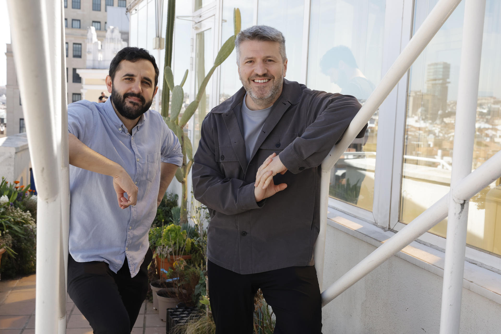 El tándem de periodistas españoles Aimar Bretos (d) y Víctor Olazábal (i) está inmerso en otro proyecto sonoro con un tema también "incómodo y poco esperado", tras alzarse con el Premio Rey de España 2026 en la categoría de Periodismo Narrativo por 'Asistolia, la muerte desde dentro', un pódcast con el que se adentran en el final de la vida "sin morbo, sin atajos y con rigor". EFE/ Zipi
