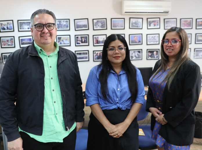 Los reporteros del diario El Universal, Silber Meza (i), Daniela Guazo (d) y Miriam Ramírez (c) posan durante una entrevista con la Agencia EFE, en Ciudad de México (México). El Premio Rey de España de Periodismo 2026 en la categoría de Cooperación Internacional y Acción Humanitaria al reportaje “Río Bravo: el caudal de los mil migrantes muertos”, realizado por El Universal (México) en alianza con Lighthouse Reports y The Washington Post, es un impulso decisivo para visibilizar la crisis humanitaria en la frontera norte de México.EFE/ Mario Guzmán
