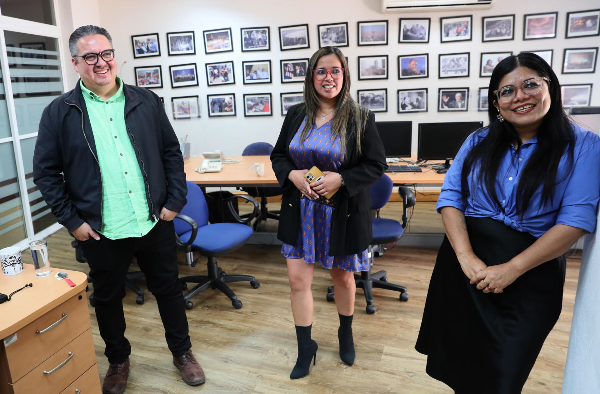 Los reporteros del diario El Universal, Silber Meza (i), Daniela Guazo(c) y Miriam Ramírez (d) posan durante una entrevista con la Agencia EFE, en Ciudad de México (México). El Premio Rey de España de Periodismo 2026 en la categoría de Cooperación Internacional y Acción Humanitaria al reportaje “Río Bravo: el caudal de los mil migrantes muertos”, realizado por El Universal (México) en alianza con Lighthouse Reports y The Washington Post, es un impulso decisivo para visibilizar la crisis humanitaria en la frontera norte de México.EFE/Mario Guzmán
