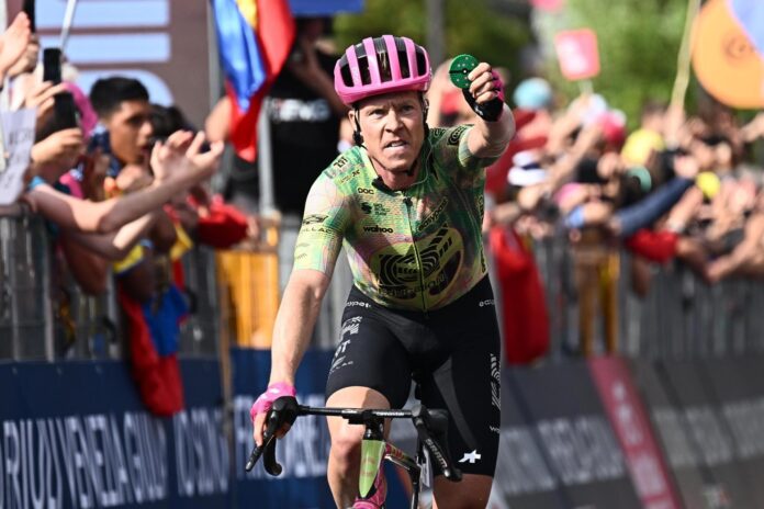 El ciclista danés Michael Valgren (EF Education) celebra la victoria de la etapa 17 del Giro de Italia tras 202 kilómetros entre Cassano d'Adda y Andalo. EFE/EPA/LUCA ZENNARO
