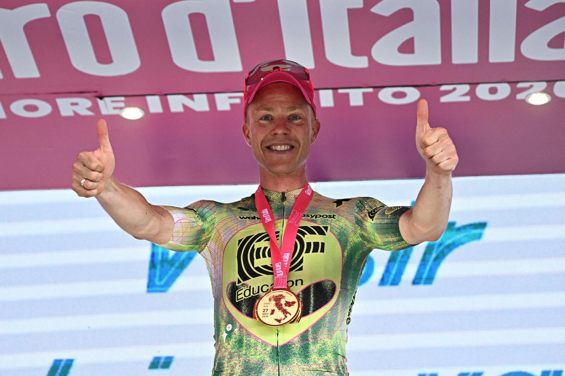 El ciclista danés Michael Valgren (EF Education) celebra en el podio la victoria de la etapa 17 del Giro de Italia tras 202 kilómetros entre Cassano d'Adda y Andalo. EFE/EPA/LUCA ZENNARO