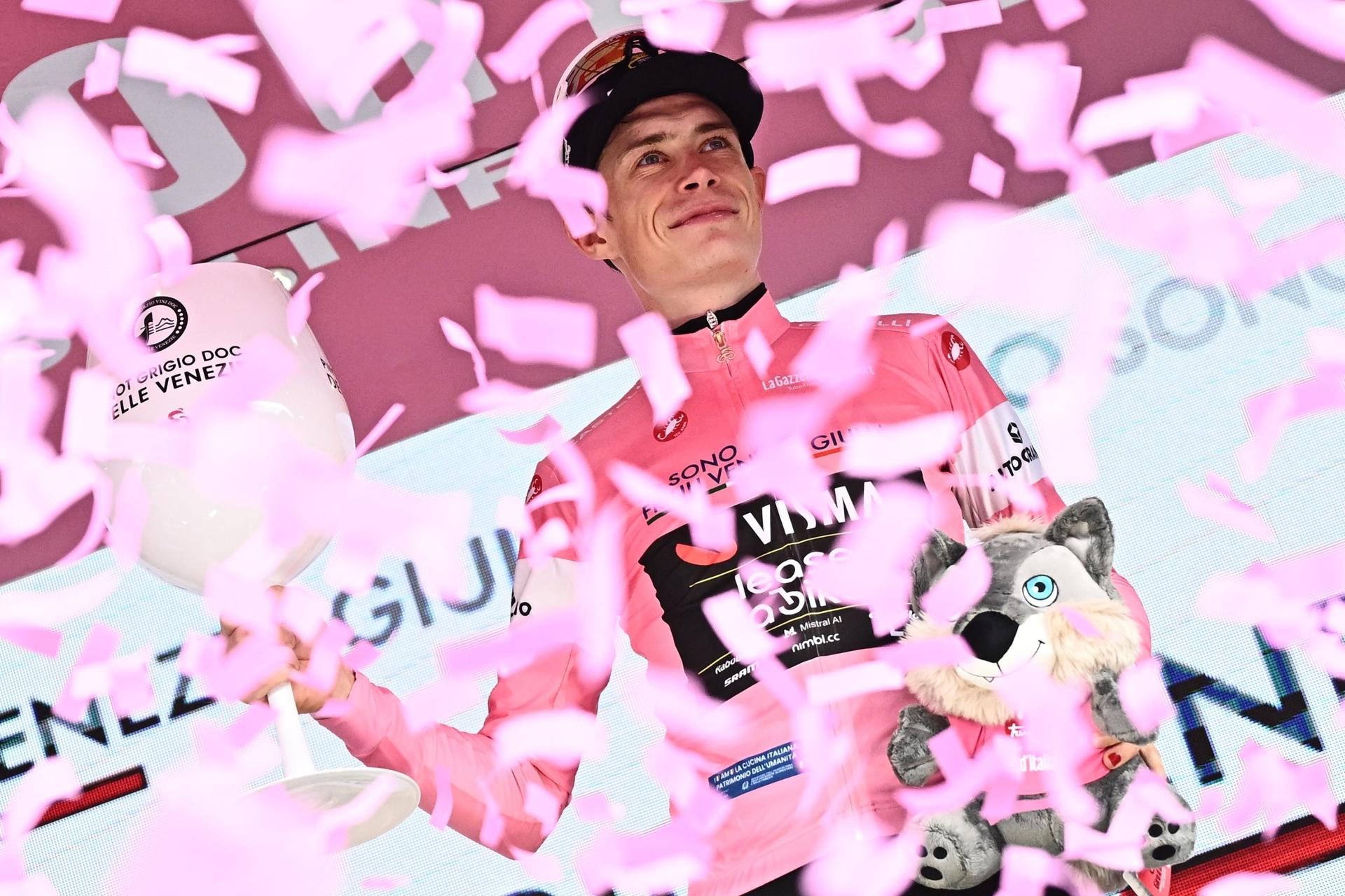 El ciclista danés Jonas Vingegaard (Visma | Lease a Bike), llevando el maillot rosa de líder de la general, en el podio tras la etapa 17 del Giro de Italia. EFE/EPA/LUCA ZENNARO