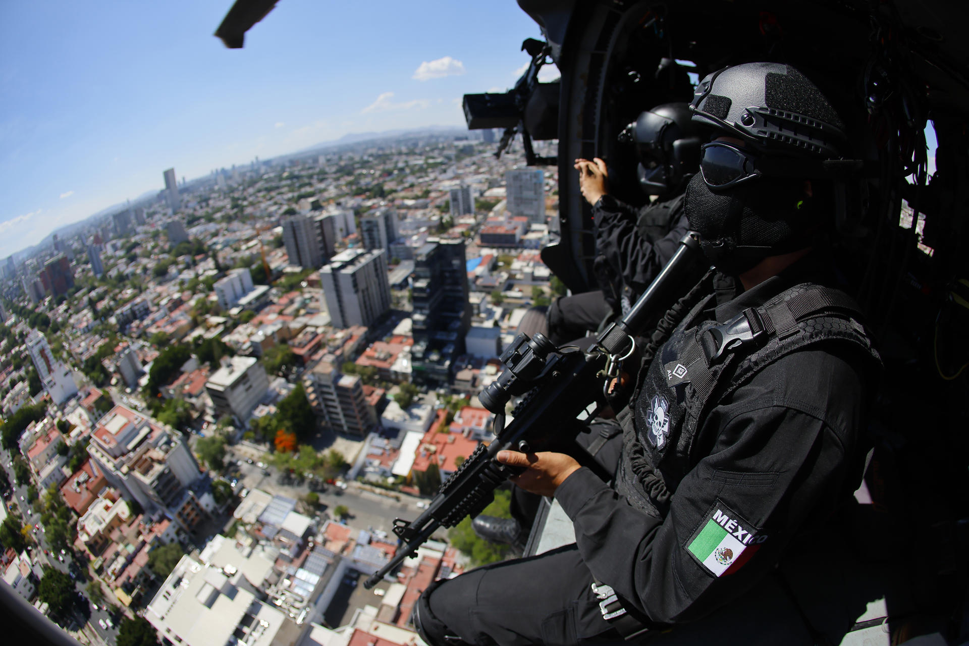 Integrantes del escuadrón Titán de la Secretaría de Seguridad de Jalisco realizan un patrullaje en helicóptero este martes, en la ciudad de Guadalajara, (México). EFE/ Francisco Guasco
