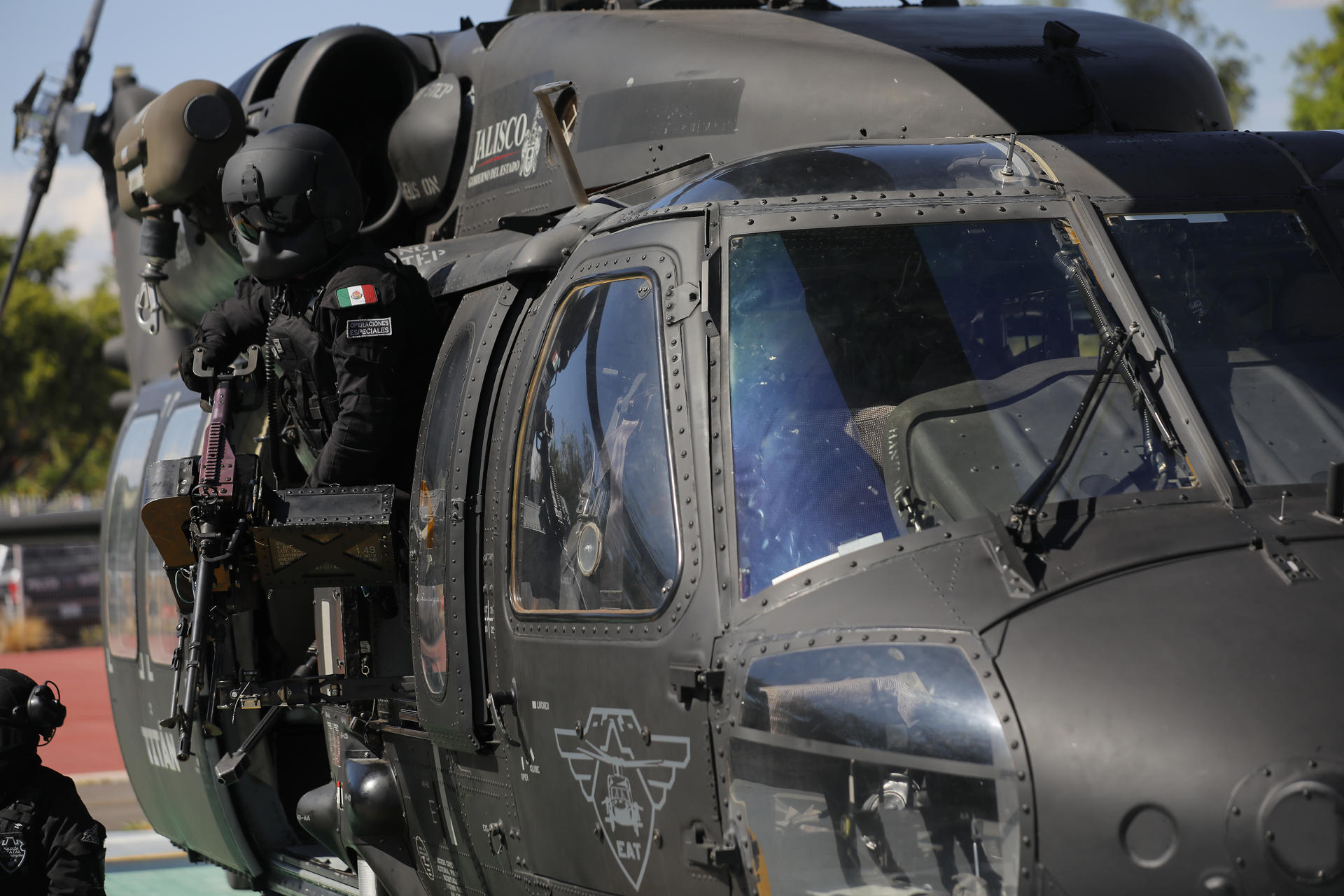 Integrantes del escuadrón Titán de la Secretaría de Seguridad de Jalisco realizan un patrullaje en helicóptero este martes, en la ciudad de Guadalajara, (México). EFE/ Francisco Guasco
