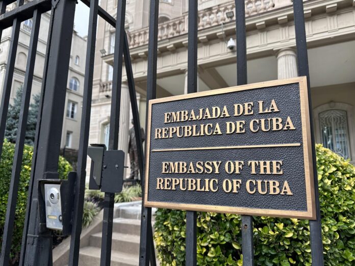 Fotografía de archivo en la que se observa la entrada de la Embajada de Cuba en EE.UU, en Washington, D.C (EE.UU). EFE/ Octavio Guzmán
