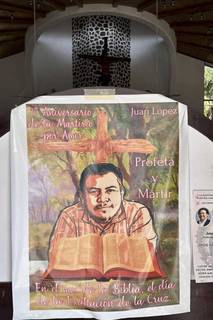 Fotografía del 23 de mayo de 2026 que muestra un cartel con el retrato del ambientalista Juan López, en Tocoa, Colón (Honduras). EFE/ Germán Reyes
