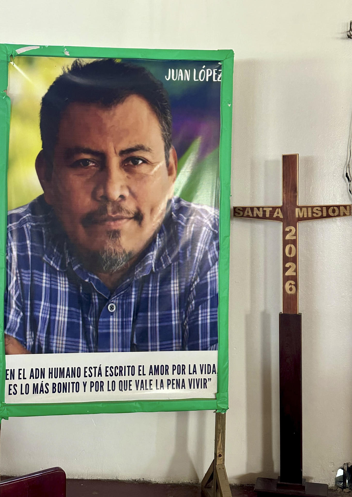 Fotografía del 23 de mayo de 2026 que muestra un cartel con el retrato del ambientalista Juan López, en Tocoa, Colón (Honduras). EFE/ Germán Reyes
