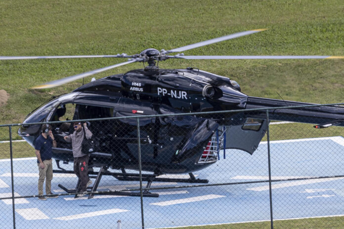 El jugador de la selección de Brasil Neymar Jr. llega al centro de entrenamiento de Granja Comar en Teresópolis (Brasil). EFE/ Antonio Lacerda
