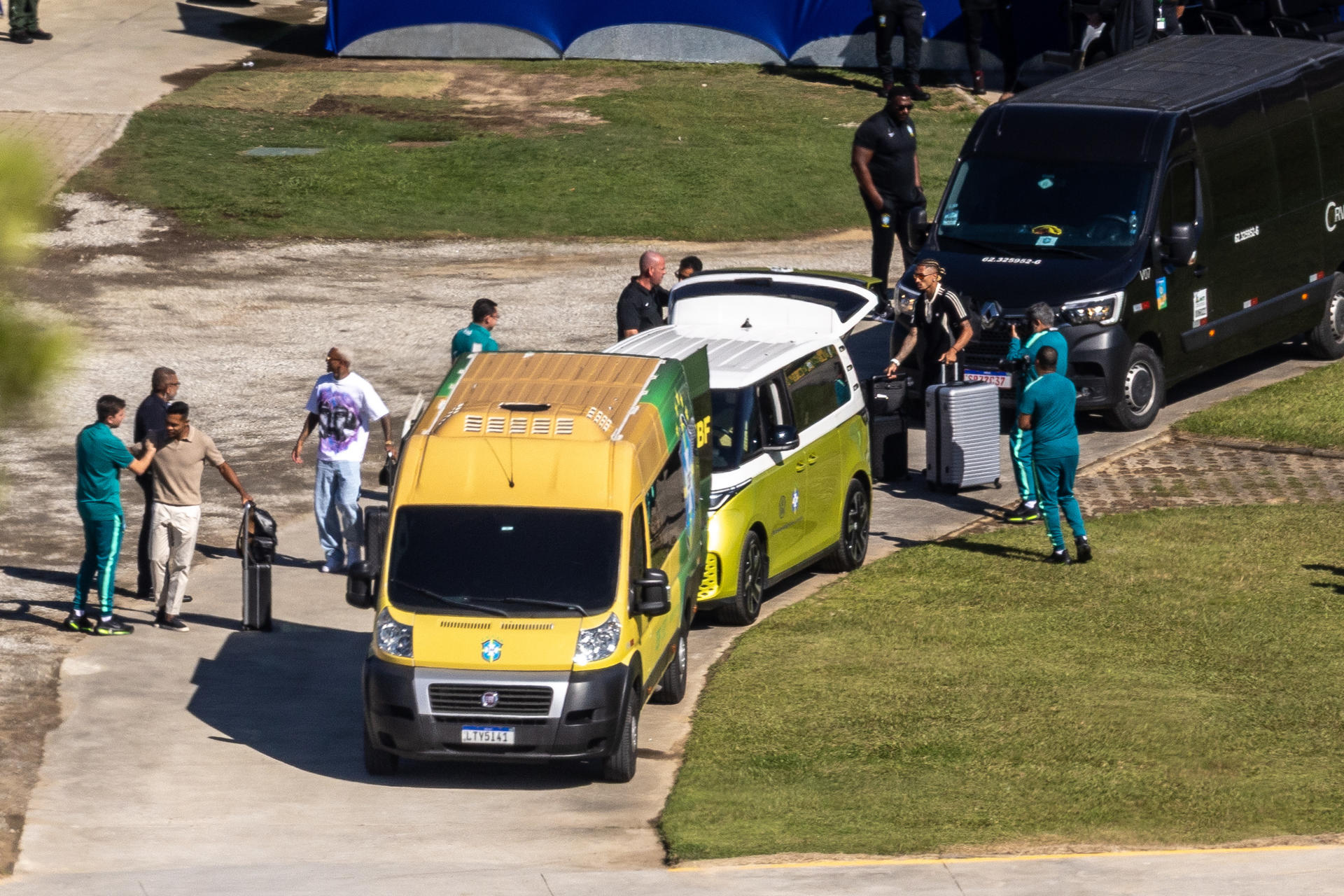 Jugadores de la selección de Brasil llegan al centro de entrenamiento de Granja Comar en Teresópolis (Brasil). EFE/ Antonio Lacerda
