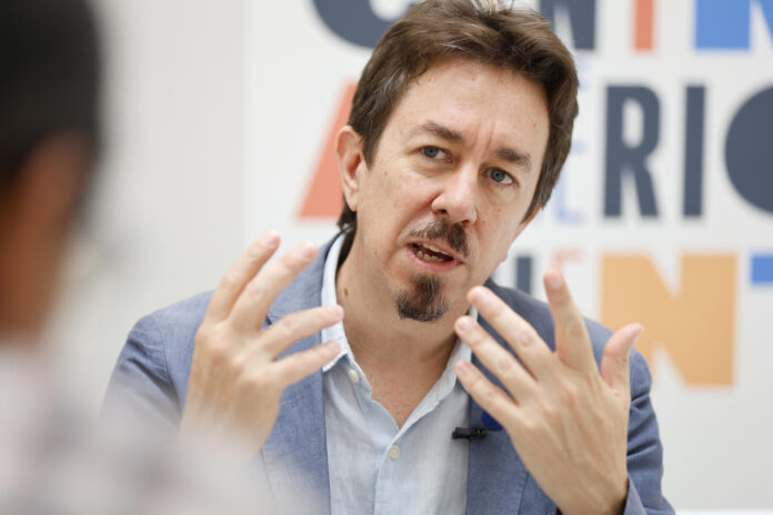 Fotografía del 20 de mayo de 2026 del escritor argentino Pedro Mairal hablando durante una entrevista con EFE en el marco del festival literario Centroamérica Cuenta 2026, en Ciudad de Panamá (Panamá). EFE/ Bienvenido Velasco
