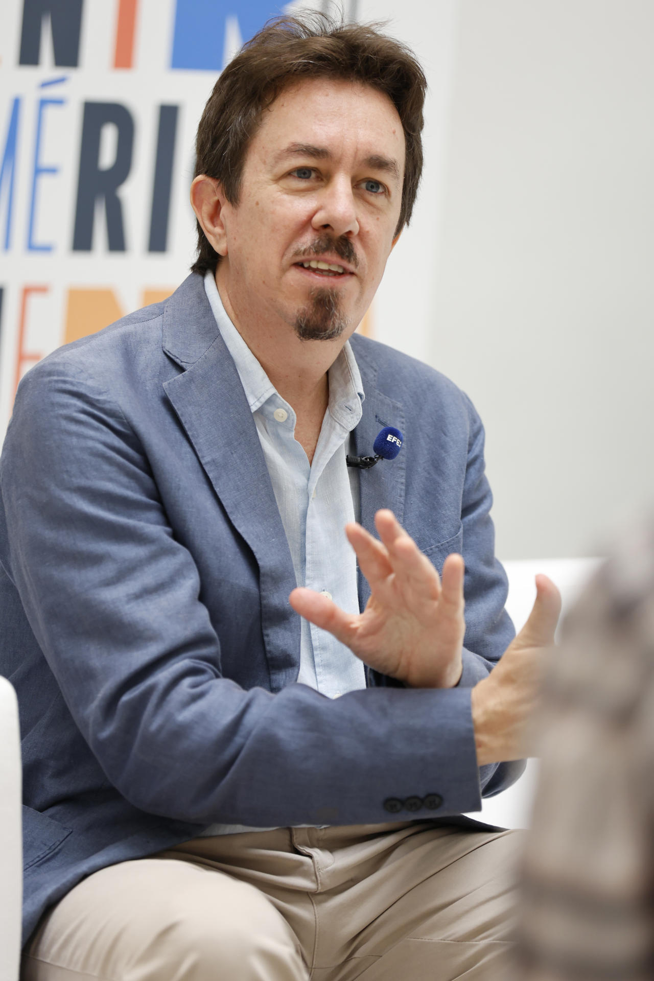 Fotografía del 20 de mayo de 2026 del escritor argentino Pedro Mairal hablando durante una entrevista con EFE en el marco del festival literario Centroamérica Cuenta 2026, en Ciudad de Panamá (Panamá). EFE/ Bienvenido Velasco
