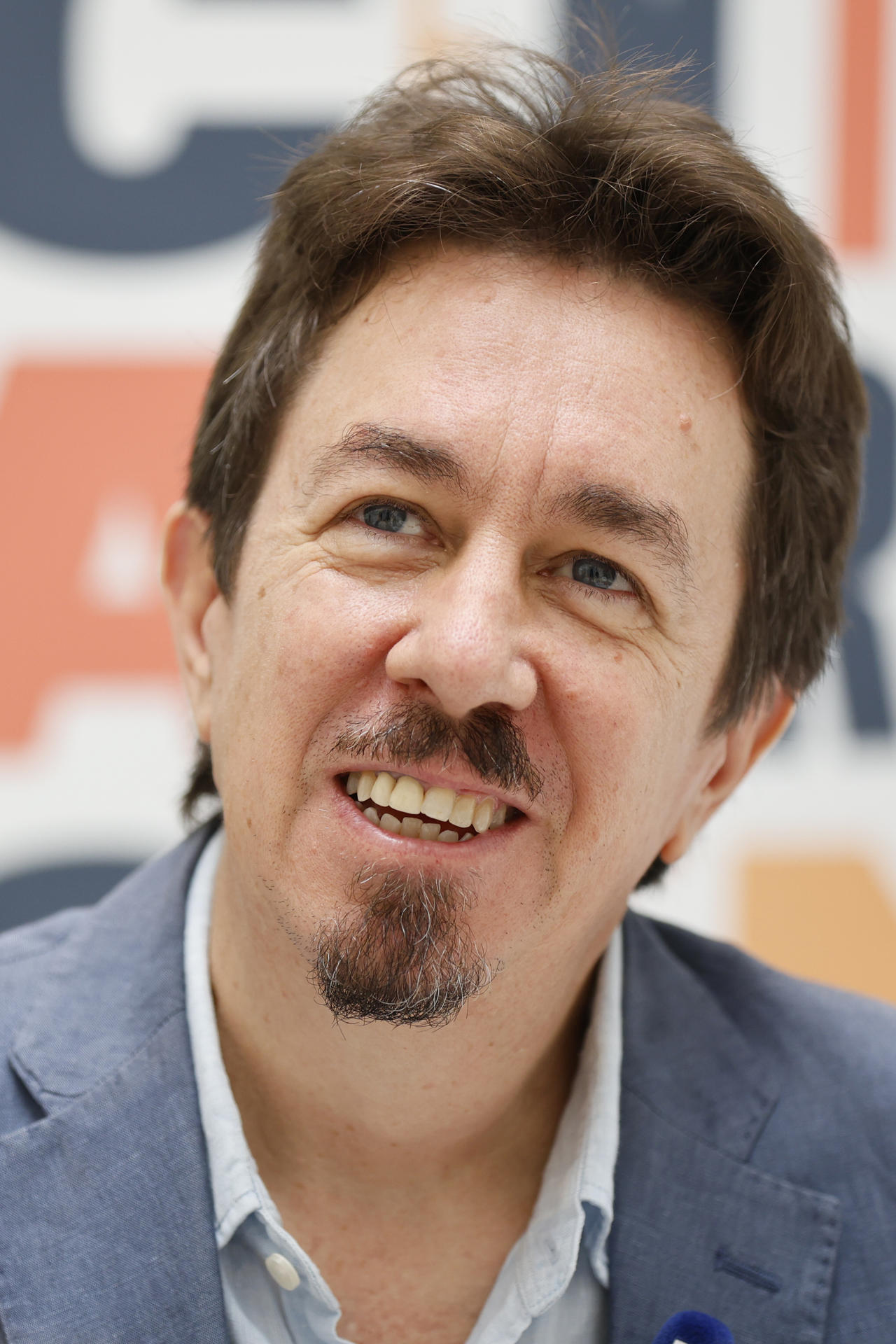 Fotografía del 20 de mayo de 2026 del escritor argentino Pedro Mairal hablando durante una entrevista con EFE en el marco del festival literario Centroamérica Cuenta 2026, en Ciudad de Panamá (Panamá). EFE/ Bienvenido Velasco
