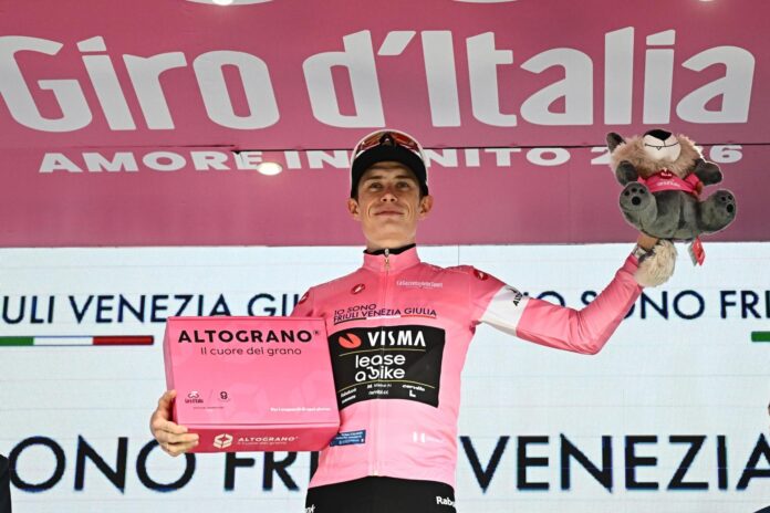 El danés Jonas Vingegard (Visa Lease a Bike), con la maglia rosa del Giro en el podio de Andalo Italia. EFE/EPA/LUCA ZENNARO
