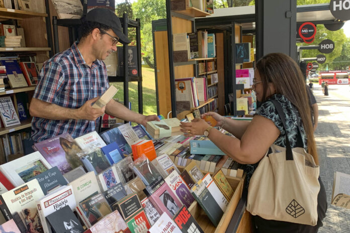- La Feria del Libro de Lisboa dio inicio este miércoles a su 96ª edición, en la que contará con autores de alcance internacional como la británica Samantha Shannon, el sueco Michael Hjorth, el colombiano Juan Gabriel Vásquez, la argentina Camila Sosa Villada y las españolas Rosa Montero y Layla Martínez. EFE/Blas Díaz
