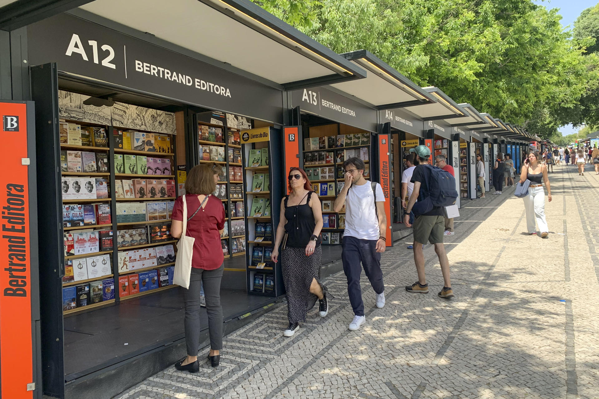 - La Feria del Libro de Lisboa dio inicio este miércoles a su 96ª edición, en la que contará con autores de alcance internacional como la británica Samantha Shannon, el sueco Michael Hjorth, el colombiano Juan Gabriel Vásquez, la argentina Camila Sosa Villada y las españolas Rosa Montero y Layla Martínez. EFE/Blas Díaz
