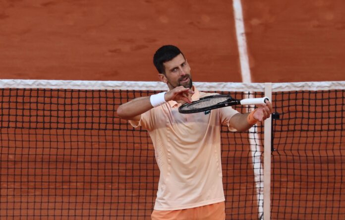 El tenista serbio Novak Djokovic celebra su victoria de segunda ronda ante el francés Valentin Royer en Roland Garros en París. EFE/EPA/MOHAMMED BADRA
