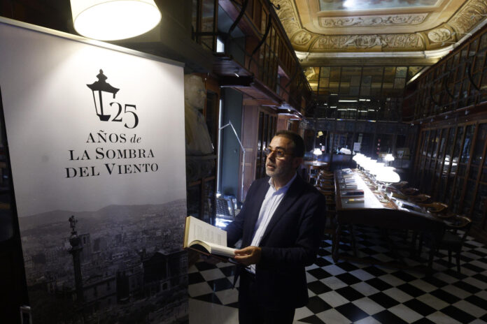 La novela 'La Sombra del Viento', del fallecido Carlos Ruiz Zafón, cumple su primer cuarto de siglo, reconocida como un 