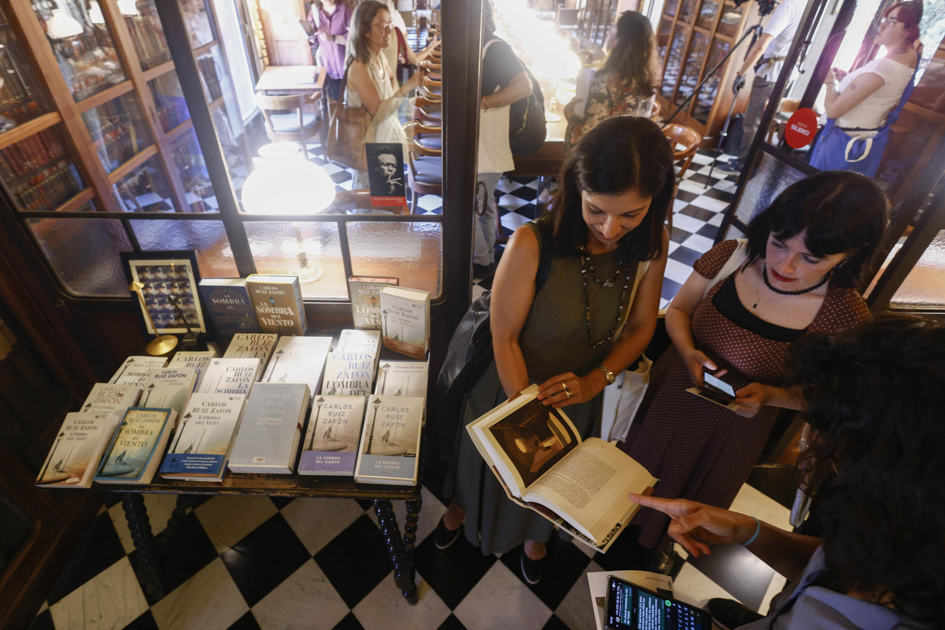 La novela 'La Sombra del Viento', del fallecido Carlos Ruiz Zafón, cumple su primer cuarto de siglo, reconocida como un "clásico contemporáneo", con más de cincuenta millones de lectores en más de cincuenta idiomas, un hito que editorial Planeta celebra este miércoles "regresando al corazón de la historia, en un escenario icónico". EFE/Quique García
