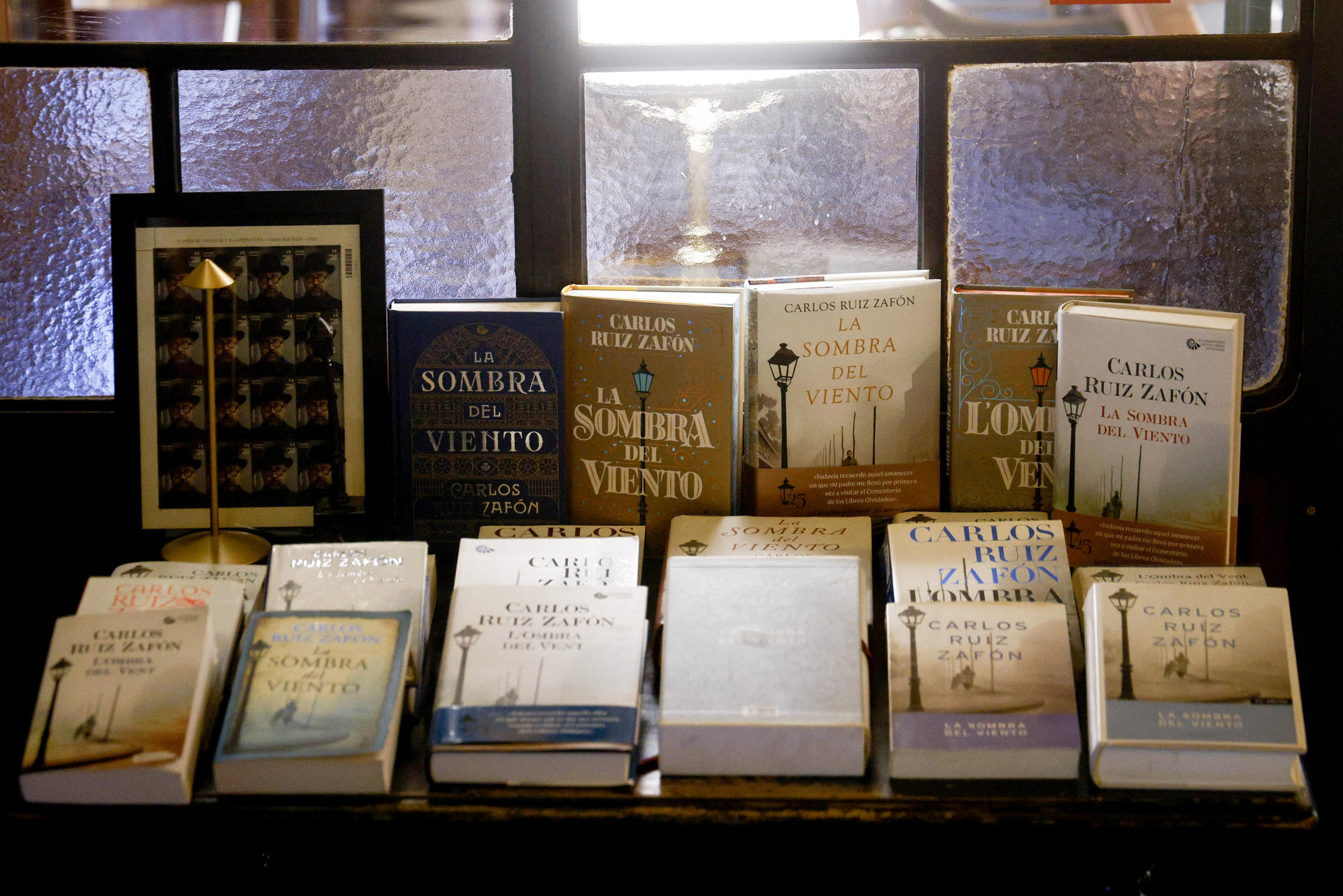 - La novela 'La Sombra del Viento', del fallecido Carlos Ruiz Zafón, cumple su primer cuarto de siglo, reconocida como un "clásico contemporáneo", con más de cincuenta millones de lectores en más de cincuenta idiomas, un hito que editorial Planeta celebra este miércoles "regresando al corazón de la historia, en un escenario icónico". EFE/Quique García
