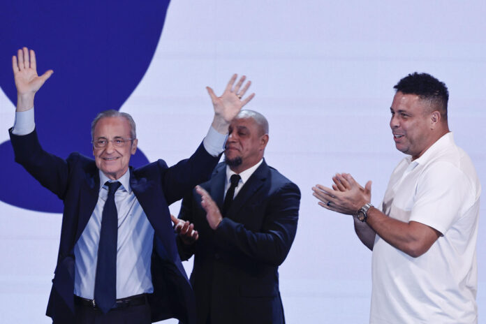 El presidente del Real Madrid, Florentino Pérez (izda), y los exfutbolistas brasileños del Real Madrid Ronaldo Nazario y Roberto Carlos (c), durante la presentación de la candidatura de Florentino Pérez a las elecciones del club, bajo el lema 
