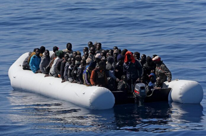 En la imagen de archivo, cerca de 200 inmigrantes ilegales en una zodiac mientras son rescatados por el buque de la guardia italiana 