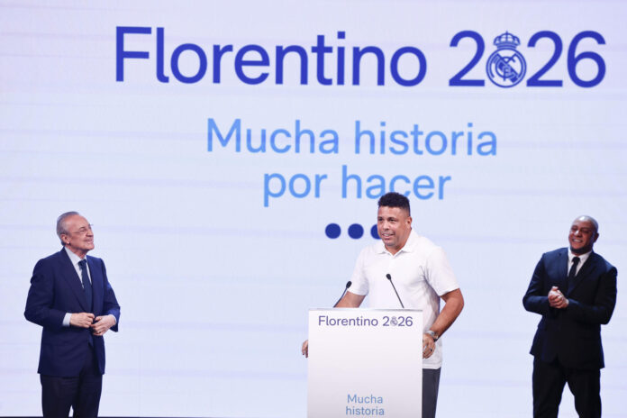 El presidente del Real Madrid, Florentino Pérez (izda), y los exfutbolistas brasileños del Real Madrid Ronaldo Nazario (c) y Roberto Carlos, durante la presentación de la candidatura de Florentino Pérez a las elecciones del club, bajo el lema 