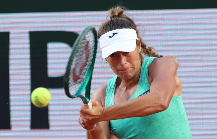 La argentina Solana Sierra, ren su partido de segunda ronda de Roland Garros ante la italiana Jasmine Paolini. EFE/EPA/MOHAMMED BADRA
