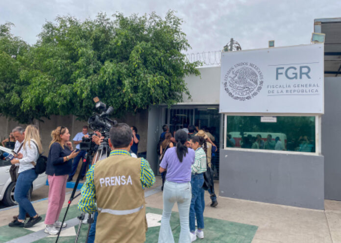 Periodistas esperan a las afueras de la Fiscalía General de la República (FGR) la comparecencia del gobernador de Sinaloa, Rubén Rocha Moya este martes, en Culiacán Sinaloa (México).  EFE/ Iván Medina/ MÁXIMA CALIDAD DISPONIBLE
