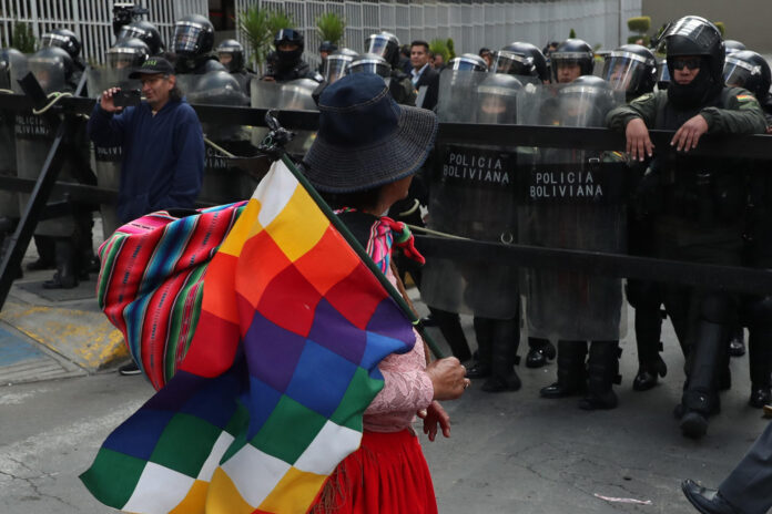 Una mujer aimara participa en una marcha exigiendo la renuncia del presidente boliviano, Rodrigo Paz en La Paz (Bolivia). EFE/ Luis Gandarillas
