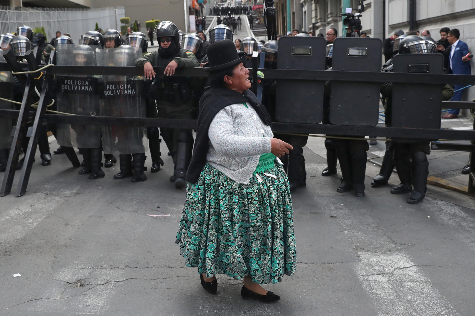 Una mujer aimara participa en una marcha exigiendo la renuncia del presidente boliviano, Rodrigo Paz en La Paz (Bolivia). EFE/ Luis Gandarillas
