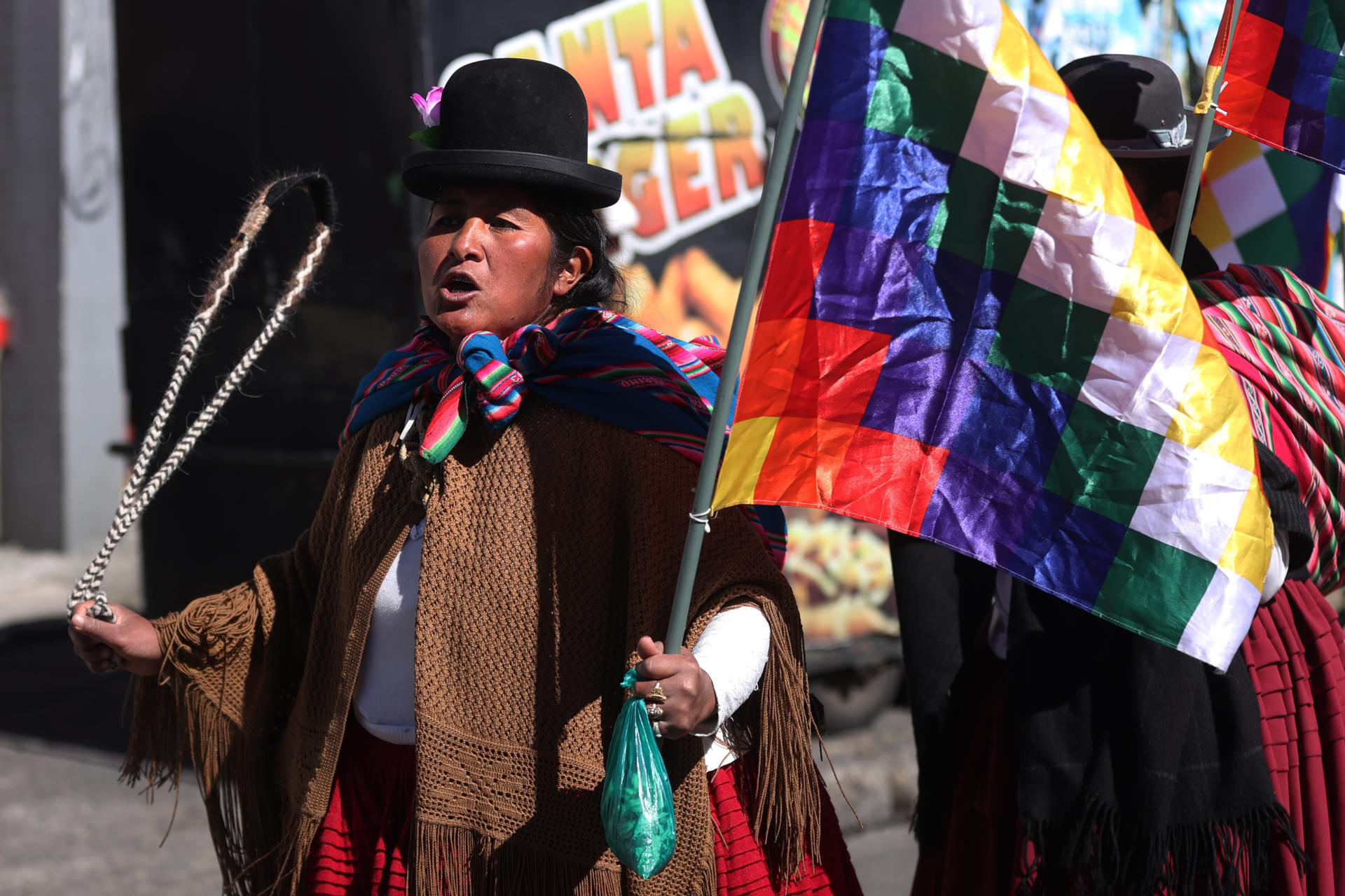 Una mujer aimara participa en una marcha exigiendo la renuncia del presidente boliviano, Rodrigo Paz en La Paz (Bolivia). EFE/ Luis Gandarillas
