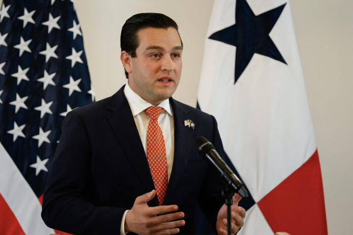 Fotografía de archivo del embajador de Estados Unidos en Panamá, Kevin Marino Cabrera, durante una rueda de prensa, en Ciudad de Panamá (Panamá). EFE/Bienvenido Velasco
