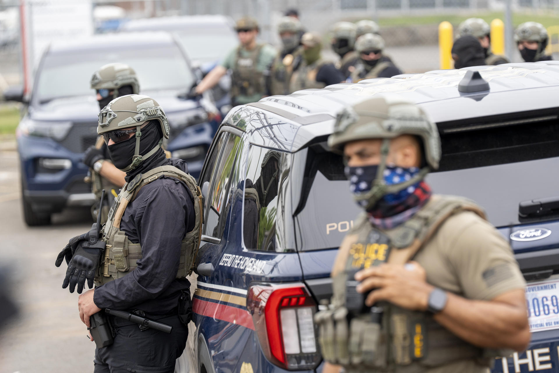 Agentes del Servicio de Inmigración y Control de Aduanas (ICE, por sus siglas en inglés) custodian el centro de detención de inmigrantes Delaney Hall este miércoles, en Nueva Jersey (EE.UU.). EFE/ Ángel Colmenares
