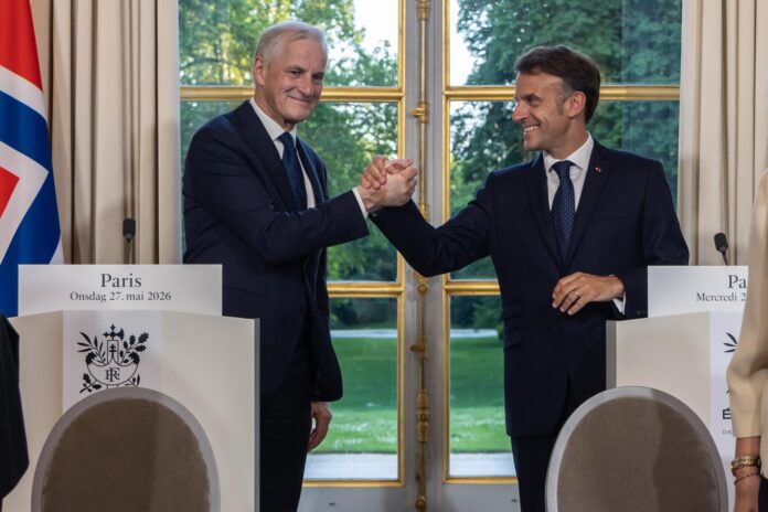 .- El presidente francés Emmanuel Macron (d) y el primer ministro noruego Jonas Gahr Store (i) se dan la mano tras una ceremonia de firma de acuerdo antes de una cena de trabajo en el Palacio del Elíseo en París, Francia, 27 de mayo de 2026. (Francia, Noruega) EFE/EPA/CHRISTOPHE PETIT TESSON / POOL
