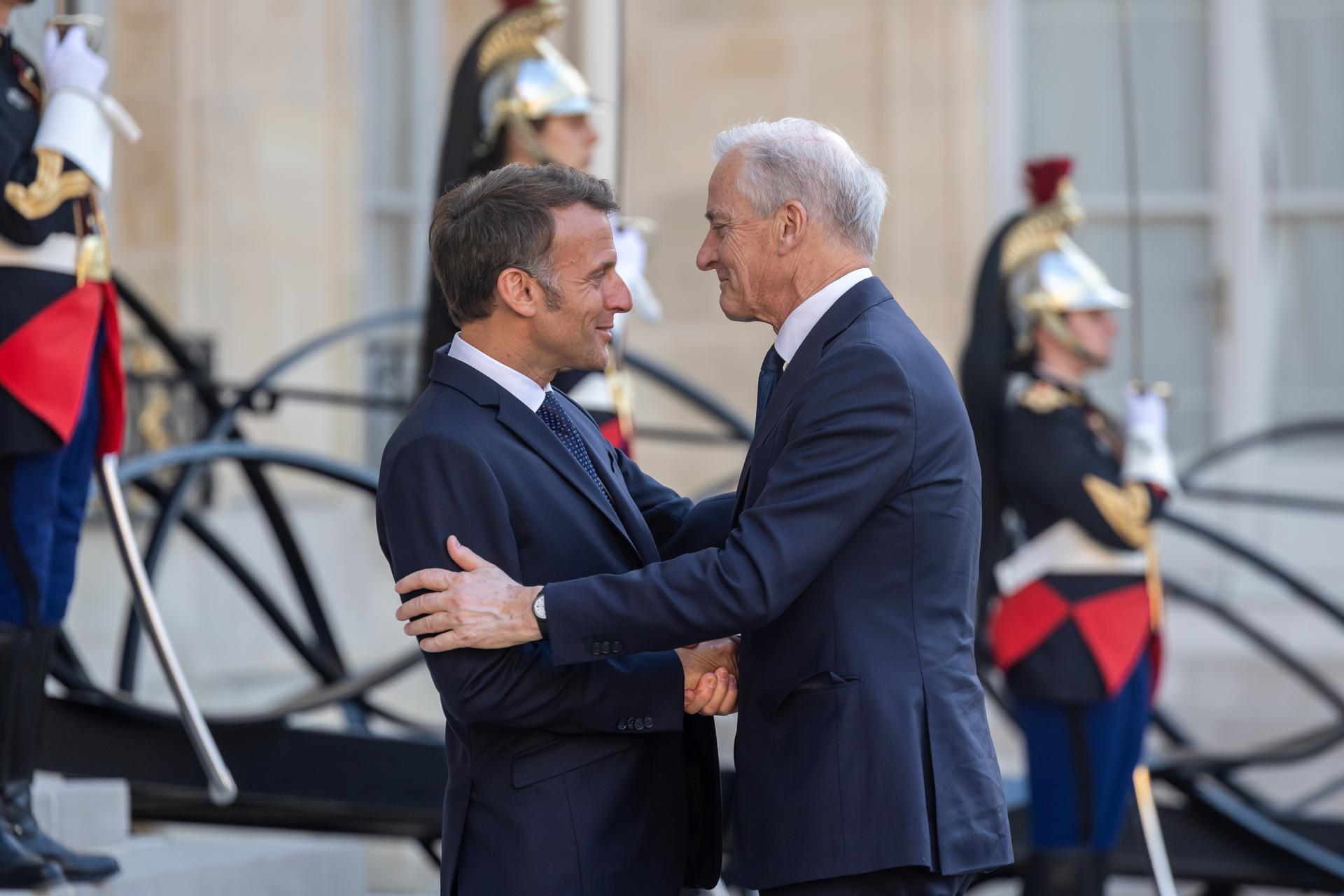 El presidente francés Emmanuel Macron (i) da la bienvenida al primer ministro noruego Jonas Gahr Store en el Palacio del Elíseo antes de una cena de trabajo en París, Francia, el 27 de mayo de 2026. (Francia, Noruega) EFE/EPA/CHRISTOPHE PETIT TESSON
