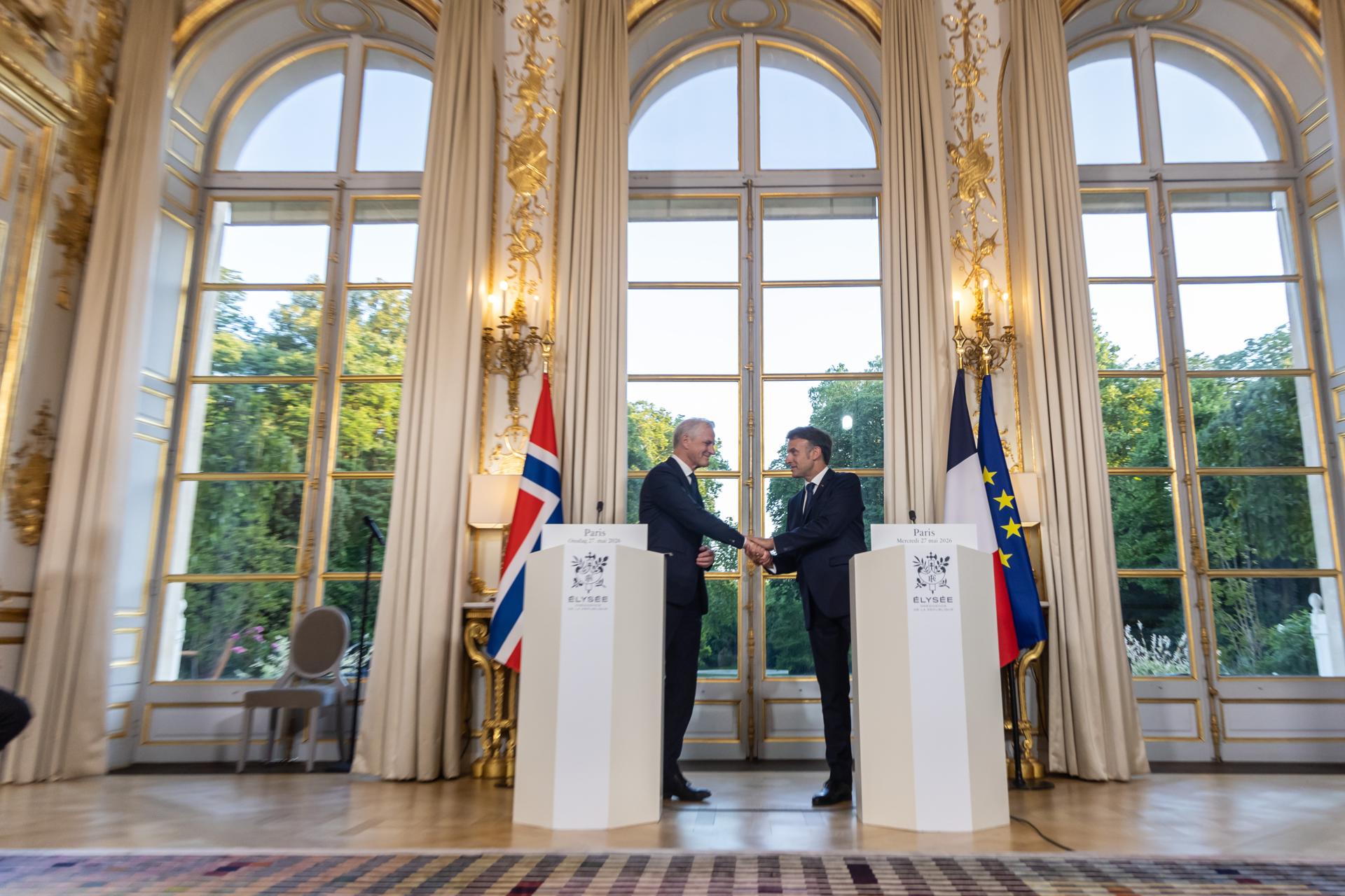 El presidente francés Emmanuel Macron (d) saluda al primer ministro noruego Jonas Gahr Store en el Palacio del Elíseo antes de una cena de trabajo en París, Francia, el 27 de mayo de 2026. (Francia, Noruega)
