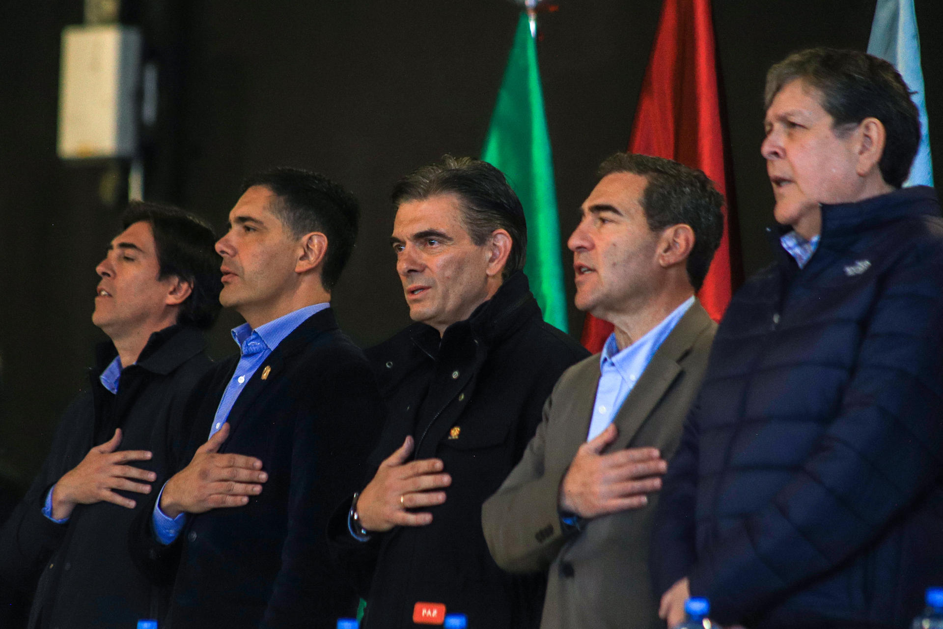 El presidente de Bolivia, Rodrigo Paz (c), asiste a un Consejo Económico y Social en La Paz (Bolivia). EFE/ Gabriel Márquez
