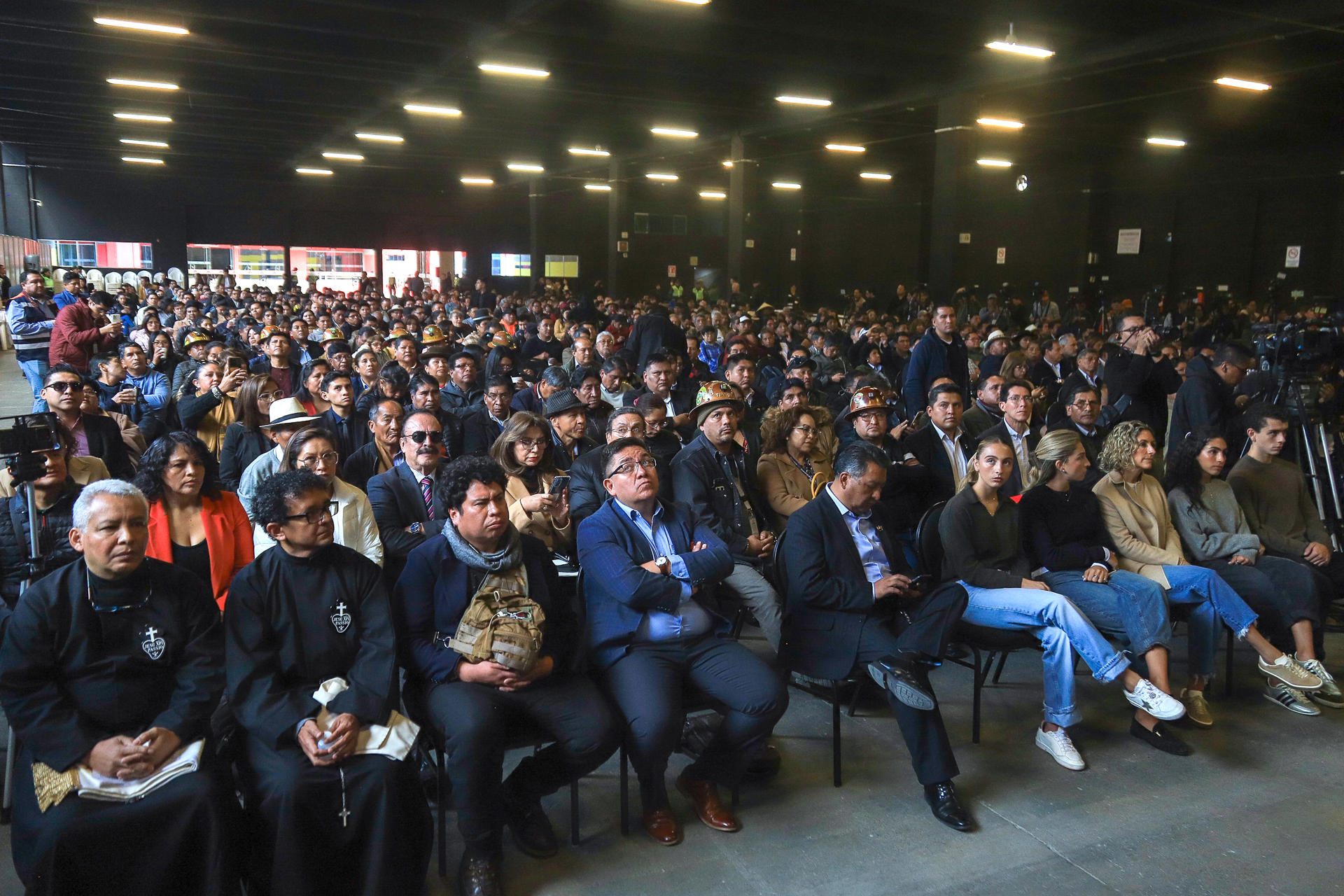 Personas asisten a un Consejo Económico y Social en La Paz (Bolivia). EFE/ Gabriel Márquez

