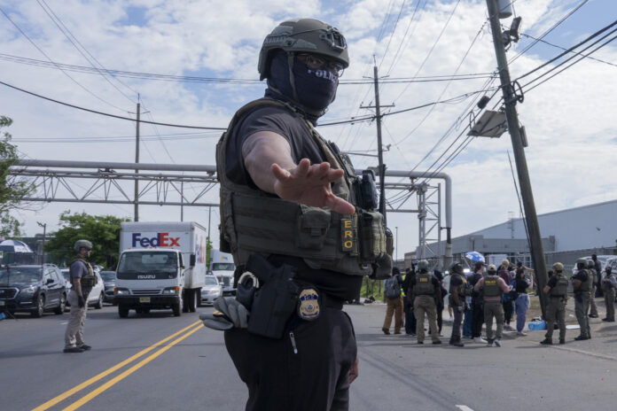 Agentes del Servicio de Inmigración y Control de Aduanas (ICE, por sus siglas en inglés) custodian el centro de detención de inmigrantes Delaney Hall este miércoles, en Nueva Jersey (EE.UU.). EFE/ Ángel Colmenares
