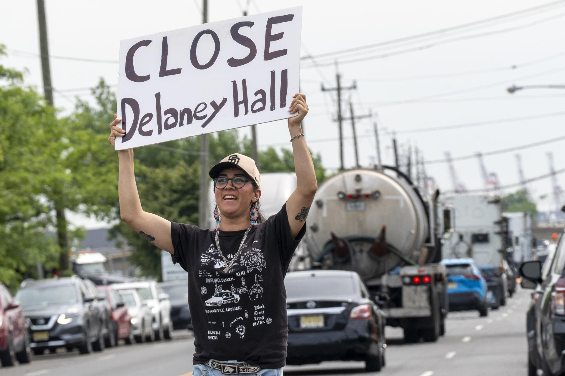 Una persona sostiene un cartel frente al centro de detención de inmigrantes Delaney Hall este miércoles, en Nueva Jersey (EE.UU.). EFE/ Ángel Colmenares
