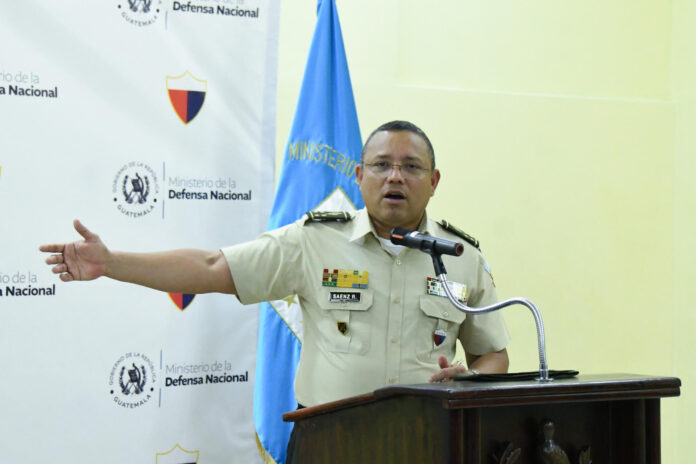 El ministro de la Defensa Nacional de Guatemala, Henry Sáenz, habla en una rueda de prensa este miércoles, en Ciudad de Guatemala (Guatemala). EFE/ Alex Cruz
